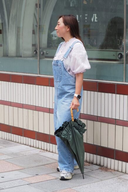【スナップ】「ZARA」のデニムサロペットに何合わせる？ 50代の甘辛ミックスコーデを拝見