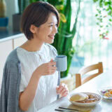 【食事中のむせ】更年期でも現れる嚥下(えんげ)機能の低下。口まわりの筋トレ習慣とツボ押しで若々しい口元に