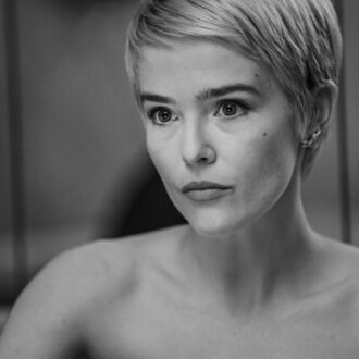 ゾーイ・ドゥイッチは、リンクレイター監督の『エブリバディ・ウォンツ・サム!! 世界はボクらの手の中に』にも出演している。『ヌーヴェルヴァーグ』© 2025 ARP - Detour Development LLC ©JeanLouisFernandez