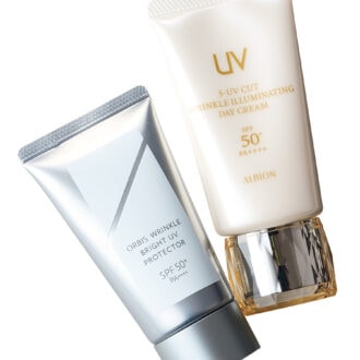 （右）シワ改善と高いUV効果を搭載。S-UVカット リンクル イルミネイティング デイクリーム［医薬部外品］SPF50+ PA++++ UV耐水性★ 50g ¥11,000／アルビオン　 （左）シワ改善と美白のダブルケアで、大人の肌を守り抜く。オルビス リンクル ブライト UV プロテクター N［医薬部外品］SPF50+ PA++++ 50g ¥3,850／オルビス