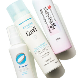 （右）有効成分ナイアシンアミドが、シワやシミをケア。サナ なめらか本舗 薬用リンクルミスト化粧水 ホワイト ［医薬部外品］ 150g ¥1,320／常盤薬品工業　 （中）微細化したセラミド機能成分が素早くうるおい補給。斜めでも逆さでも使えるボトル。キュレル ディープモイスチャースプレー ［医薬部外品］ 150g ¥1,980（編集部調べ）／花王　 （左）肌荒れを抑える２つの有効成分を配合。紫外線ダメージを受けた肌をケア。アルージェ モイスチャー ミストローションⅠ（さっぱり） ［医薬部外品］ 150mL ¥2,530（編集部調べ）／全薬工業