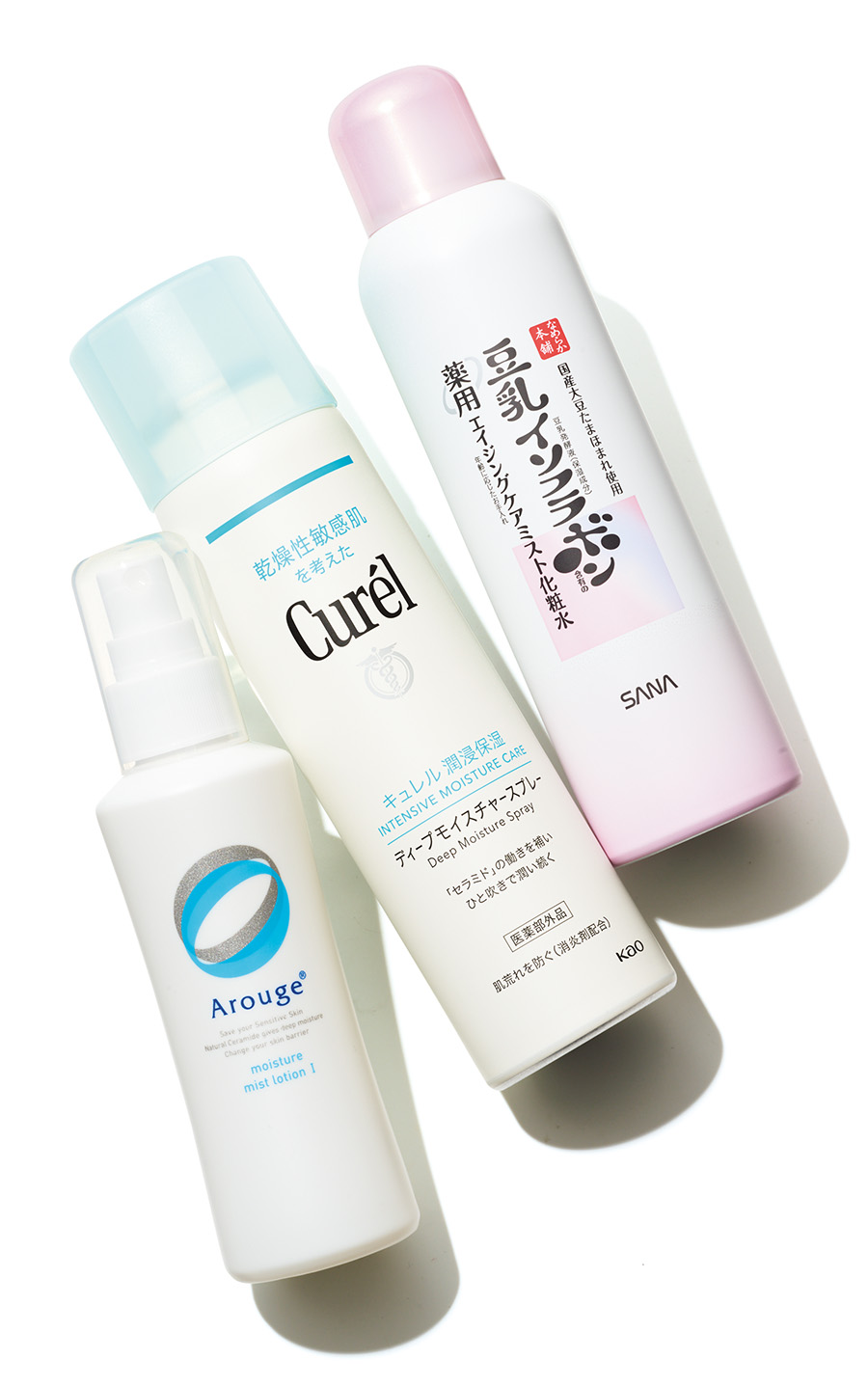 （右）有効成分ナイアシンアミドが、シワやシミをケア。サナ なめらか本舗 薬用リンクルミスト化粧水 ホワイト ［医薬部外品］ 150g ¥1,320／常盤薬品工業　 （中）微細化したセラミド機能成分が素早くうるおい補給。斜めでも逆さでも使えるボトル。キュレル ディープモイスチャースプレー ［医薬部外品］ 150g ¥1,980（編集部調べ）／花王　 （左）肌荒れを抑える２つの有効成分を配合。紫外線ダメージを受けた肌をケア。アルージェ モイスチャー ミストローションⅠ（さっぱり） ［医薬部外品］ 150mL ¥2,530（編集部調べ）／全薬工業