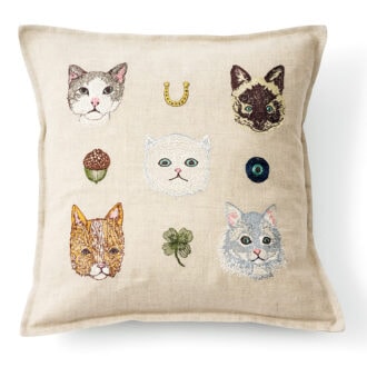 クッションカバー 30×30cm¥17,600／コーラル・アンド・タスク、中材¥2,750／アトリエ (ともにアトリエ 横浜)
