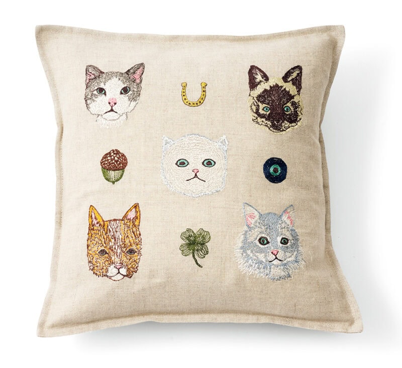 クッションカバー 30×30cm¥17,600/コーラル・アンド・タスク、中材¥2,750/アトリエ (ともにアトリエ 横浜)