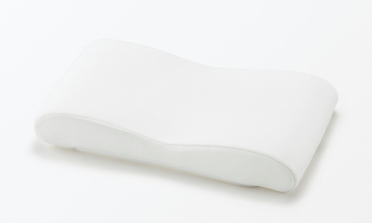 無印良品 寝返りを受け止めるまくら 低め 35×60×中央高さ5.5cm・両端高さ9cm ¥6,990/無印良品 銀座