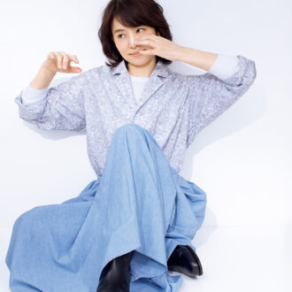 〔右〕花柄ジャケットブラウス¥57,200、スカート¥46,200 ／ともにトゥジュー（トゥジュー 代官山ストア）、ロングスリーブTシャツ¥11,000／ハイク（ボウルズ）、 サイドゴアブーツ¥209,000 ／ジェイエムウエストン 青山店