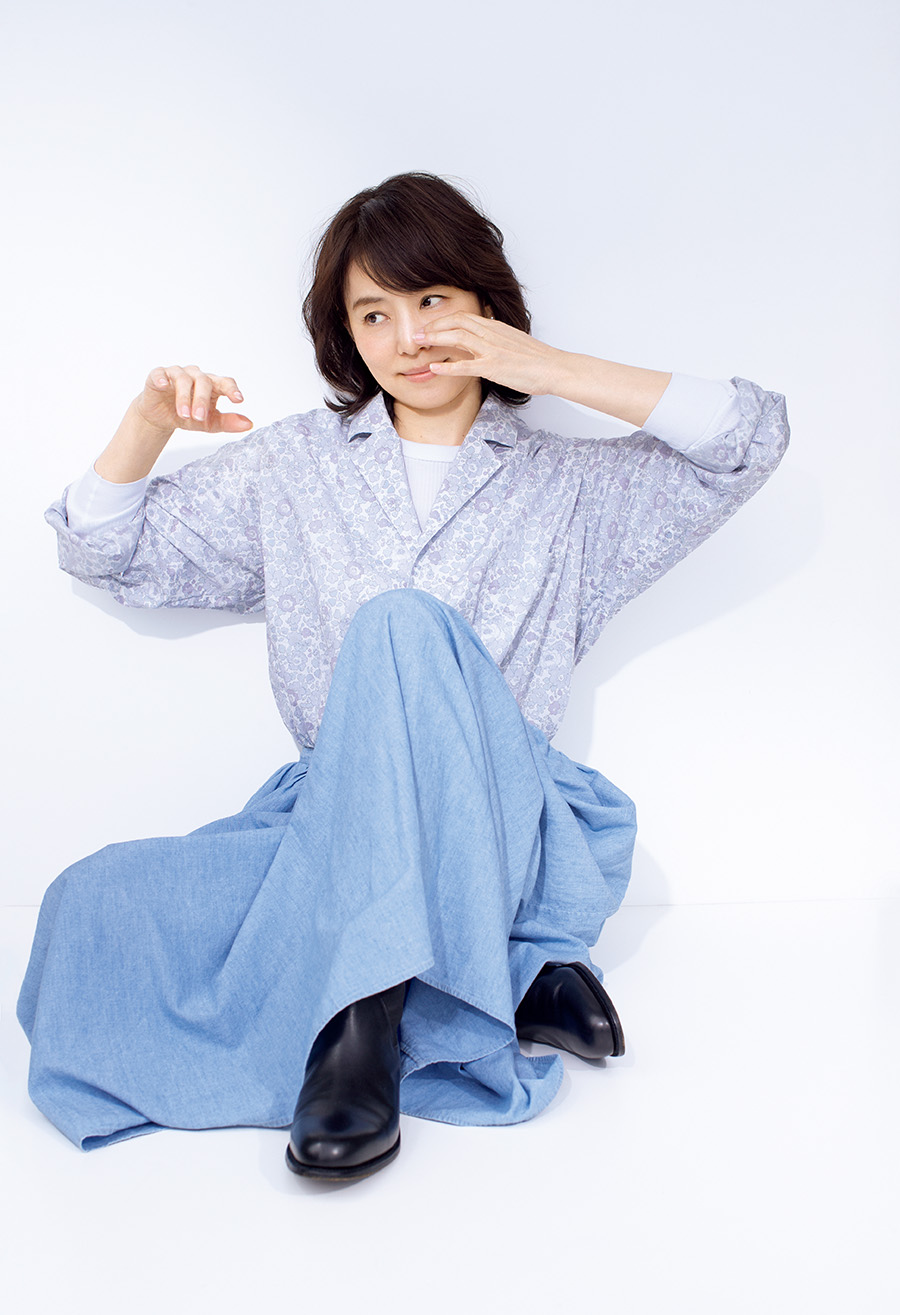 〔右〕花柄ジャケットブラウス¥57,200、スカート¥46,200 /ともにトゥジュー(トゥジュー 代官山ストア)、ロングスリーブTシャツ¥11,000/ハイク(ボウルズ)、 サイドゴアブーツ¥209,000 /ジェイエムウエストン 青山店