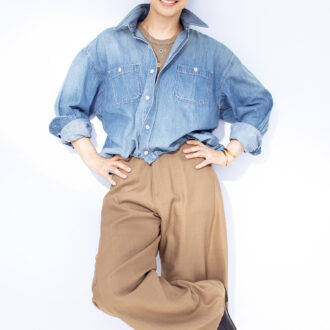 ダンガリーシャツ¥31,900 ／サート（ミューズ ドゥ ドゥーズィエム クラス 六本木ヒルズ店）、タンクトップ¥8,800、パンツ¥ 30,800／ともにハイク（ボウルズ）、オパールネックレス¥440,000 ／トーカティブ 表参道、ゴールドネックレス¥374,000、ピアス（右）¥84,700、（左）¥71,500 ／ともにヒロタカ（ヒロタカ 表参道ヒルズ）、ブレスレット各¥71,500 ／ガブリエラアルティガス（アパルトモン 青山店）、ローファー¥42,900 ／パウエルクス（ジャーナル スタンダード ラックス 表参道店）