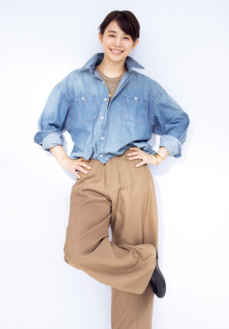 ダンガリーシャツ¥31,900 /サート(ミューズ ドゥ ドゥーズィエム クラス 六本木ヒルズ店)、タンクトップ¥8,800、パンツ¥ 30,800/ともにハイク(ボウルズ)、オパールネックレス¥440,000 /トーカティブ 表参道、ゴールドネックレス¥374,000、ピアス(右)¥84,700、(左)¥71,500 /ともにヒロタカ(ヒロタカ 表参道ヒルズ)、ブレスレット各¥71,500 /ガブリエラアルティガス(アパルトモン 青山店)、ローファー¥42,900 /パウエルクス(ジャーナル スタンダード ラックス 表参道店)