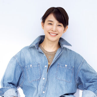石田ゆり子さんが着こなすデニムスタイル【大人のおしゃれの最適解】
引き算をするほどファッションは自由になる