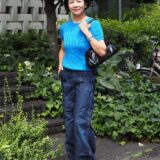 【スナップ】いつものデニムスタイルをアップデートするコツは？ 50代のおしゃれさんに学ぶアイテム選び
