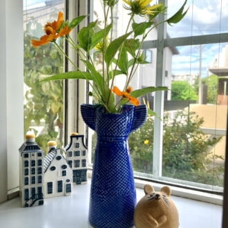 ドレス型の花瓶と、『3匹のねずみ』シリーズのねずみの置き物。いずれもリサ・ラーソンの陶器