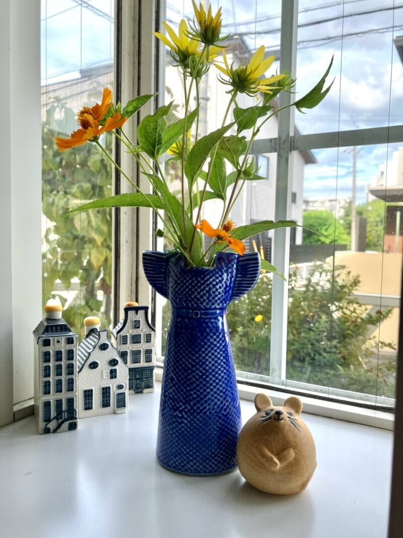 ドレス型の花瓶と、『3匹のねずみ』シリーズのねずみの置き物。いずれもリサ・ラーソンの陶器