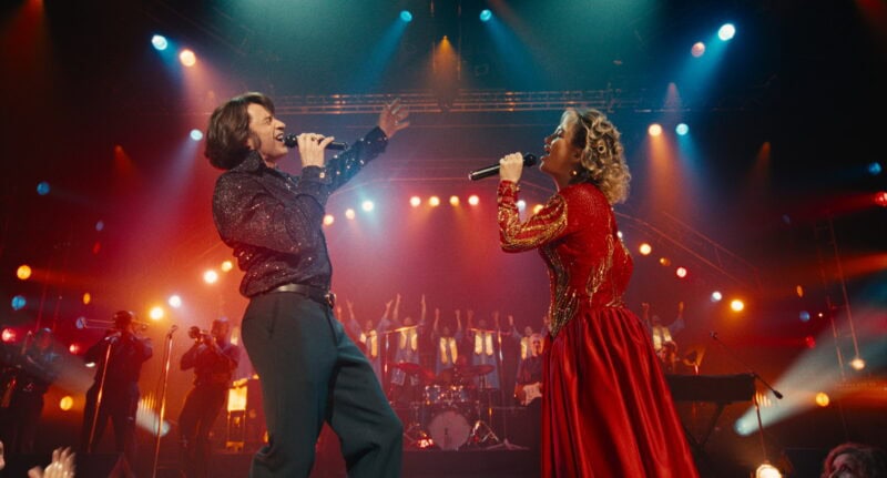 ヒュー・ジャックマンとケイト・ハドソンが実在の歌手夫婦を演じる『ソング・サング・ブルー』© 2026 Universal Studios. All Rights Reserved.