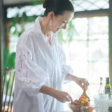 桐島かれんさん【葉山のご自宅の涼やかな食卓】「ガラスの器で暮らしに涼を取り入れる」