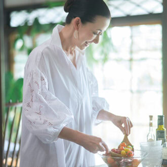 島かれんさん【葉山のご自宅の涼やかな食卓】「ガラスの器で暮らしに涼を取り入れる」