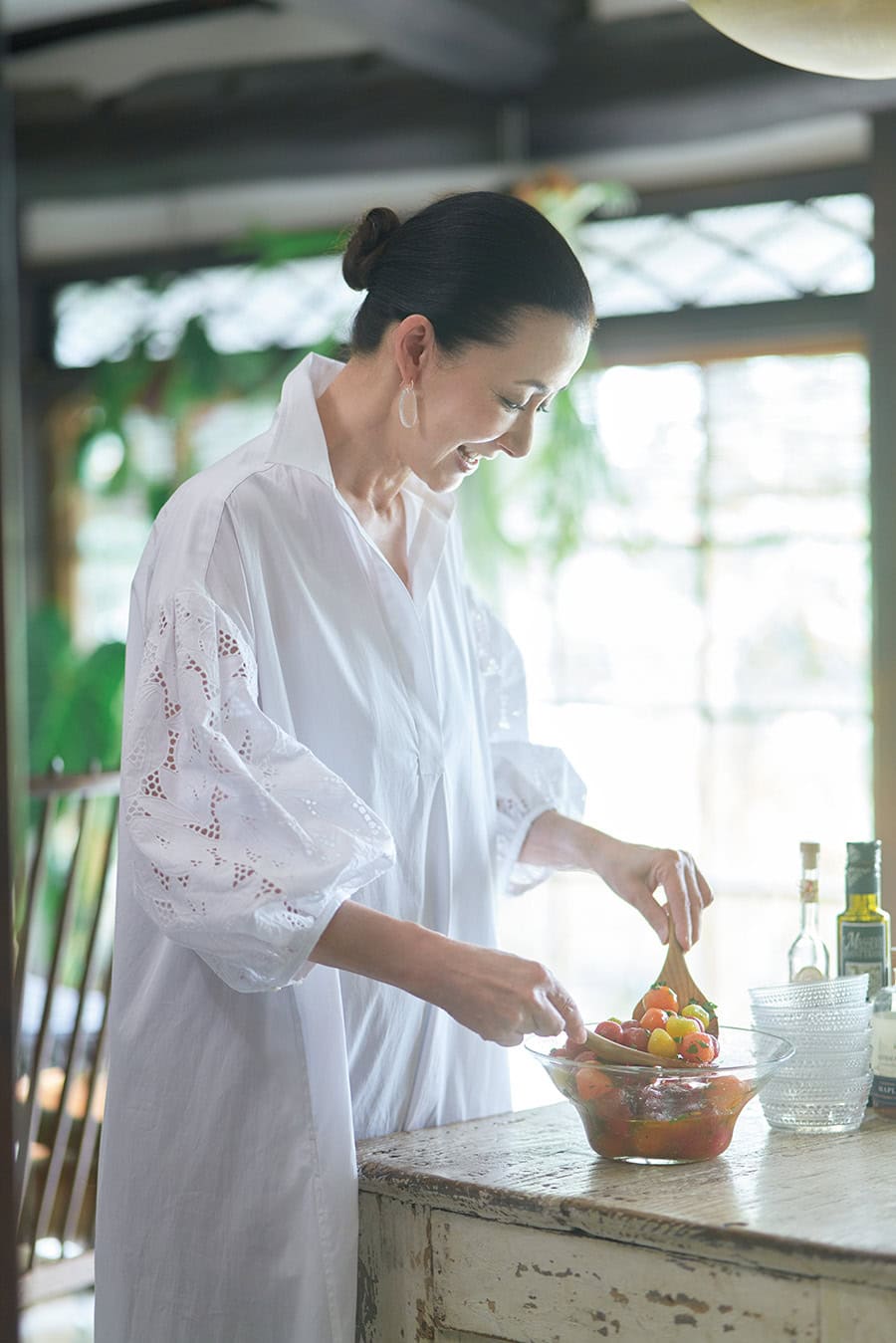 島かれんさん【葉山のご自宅の涼やかな食卓】「ガラスの器で暮らしに涼を取り入れる」