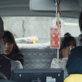 タクシー運転手役は寺島進。『見えない娘 THE INVISIBLES』©THE INVISIBLES Production Committee