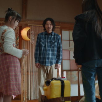 長女役は近藤華、次女約役は矢山花、透明人間の末娘役は鈴木凜子。『見えない娘 THE INVISIBLES』©THE INVISIBLES Production Committee