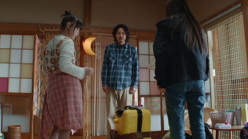 長女役は近藤華、次女約役は矢山花、透明人間の末娘役は鈴木凜子。『見えない娘 THE INVISIBLES』©THE INVISIBLES Production Committee