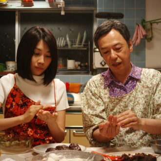 おはぎを作る娘（松本穂香）と父親（板尾創路）。『おいしい家族』© 2019「おいしい家族」製作委員会