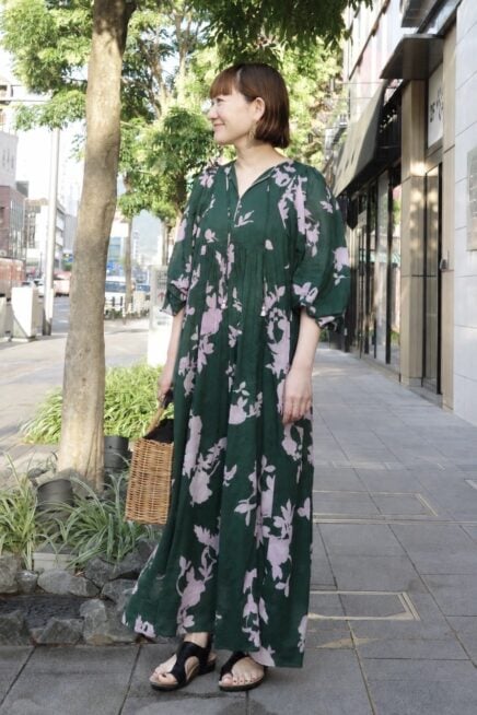 【愛媛スナップ】「ヌキテパ」の花柄ワンピは一枚で主役級！ 大胆な柄をさらりと着こなして
