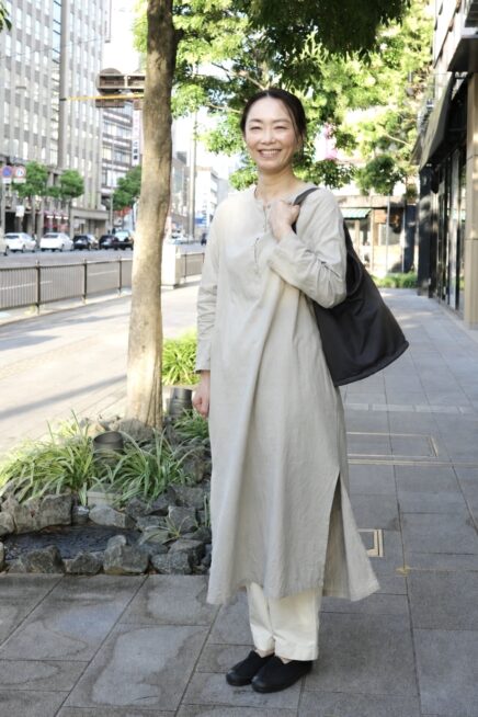 【愛媛スナップ】色を絞れば、シンプル服がもっと素敵に。ワンピース＋パンツのひと工夫
