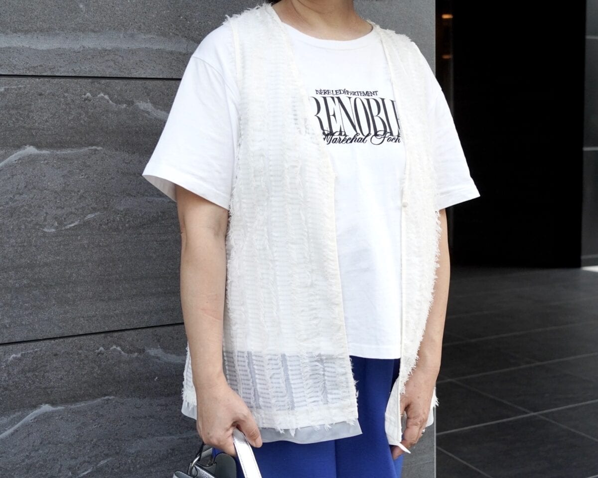 白Tシャツにベストをレイヤード