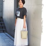 【スナップ】155cm・50代のおしゃれさんが着こなす「ユニクロ」の機能性スカートが超優秀！ 大人のTシャツコーデ