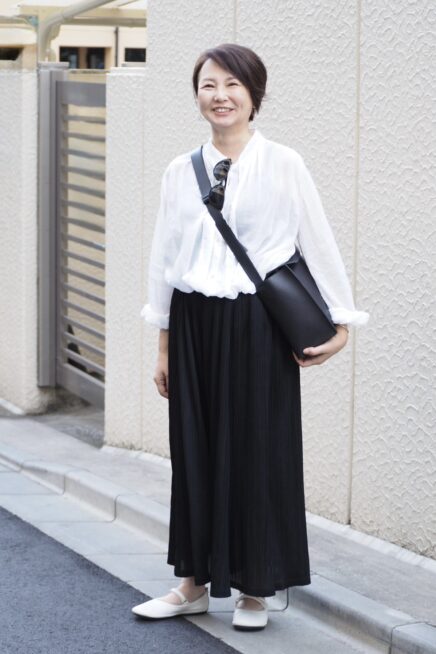 【スナップ】50代の夏は「白×黒」が正解！ 涼しげ＆きれい見えする大人のモノトーンコーデ
