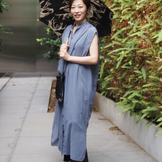 【スナップ】日常着に合う“日光下駄”で和モダンを楽しむ大人の涼やか夏コーデ