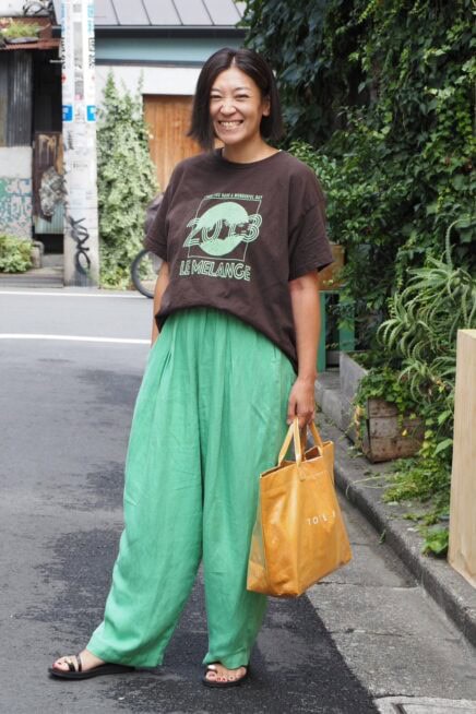 【スナップ】「その色合わせ、ステキ！」 グリーンのリネンパンツが映える大人のTシャツコーデ 