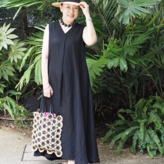 【スナップ】全身黒でも重く見えない！ 大人世代のおしゃれさんが実践する夏の小物使い