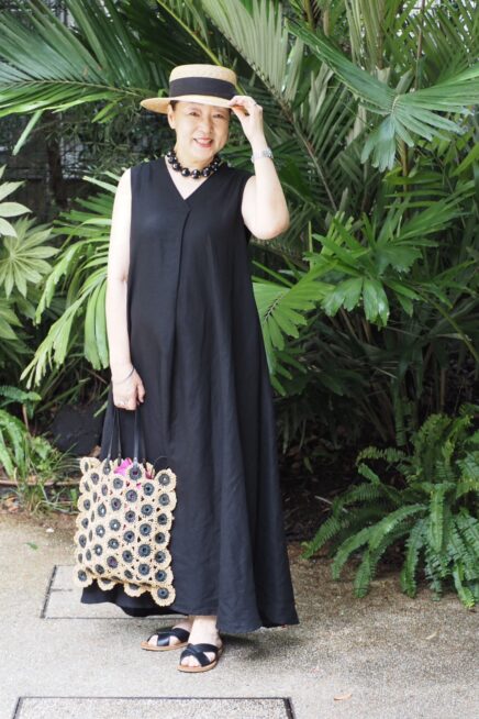 【スナップ】全身黒でも重く見えない！ 大人世代のおしゃれさんが実践する夏の小物使い