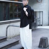 【スナップ】50代は、おしゃれと実用性を両立すべし！ 洗練されたモノトーンコーデ