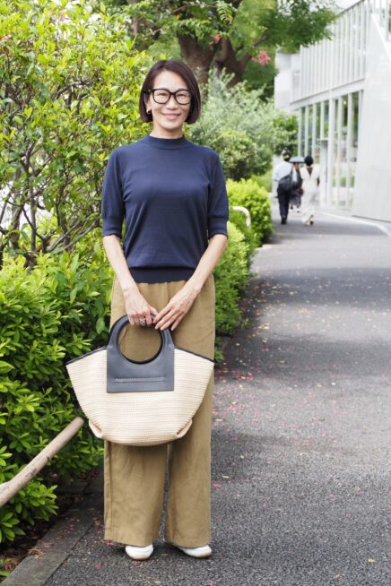 【スナップ】50代はストレスフリーにおしゃれを楽しみたい！ 夏でも大活躍の「スローン」のニットをお供に