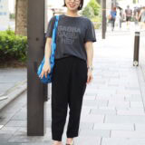 【スナップ】149㎝の小柄さんのバランス感覚がスゴイ！ 「アーペーセー」のメンズTシャツをスマートに着こなす