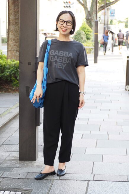 【スナップ】149㎝の小柄さんのバランス感覚がスゴイ！ 「アーペーセー」のメンズTシャツをスマートに着こなす