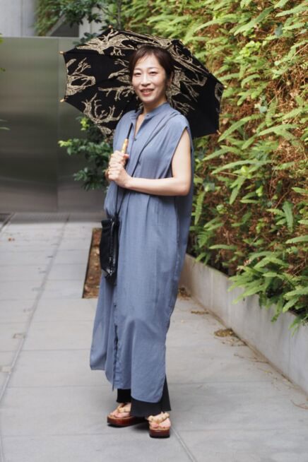 【スナップ】日常着に合う“日光下駄”で和モダンを楽しむ大人の涼やか夏コーデ