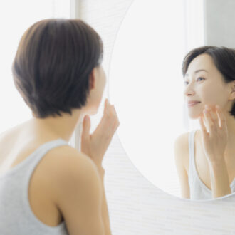 「塗り重ねるケア」やめました。50代の肌が呼吸を取り戻す3つの習慣