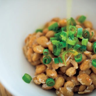 「独特のクセがあるので、納豆やキムチなど香りの強いものに使います。朝食の納豆には亜麻仁油をかけるのが、我が家のルール。使い切れる小ボトルを選びます」
