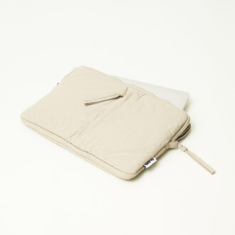 PADDED LAPTOP SLEEVE Olive ¥11,550 /オレンド(チェルシー)