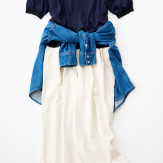 ニットポロ¥4,400、中に着たTシャツ¥3,960、腰に巻いたデニムシャツ¥4,950、イージーワイドパンツ¥3,960／すべてクロス ファンクション（クロスプラス）