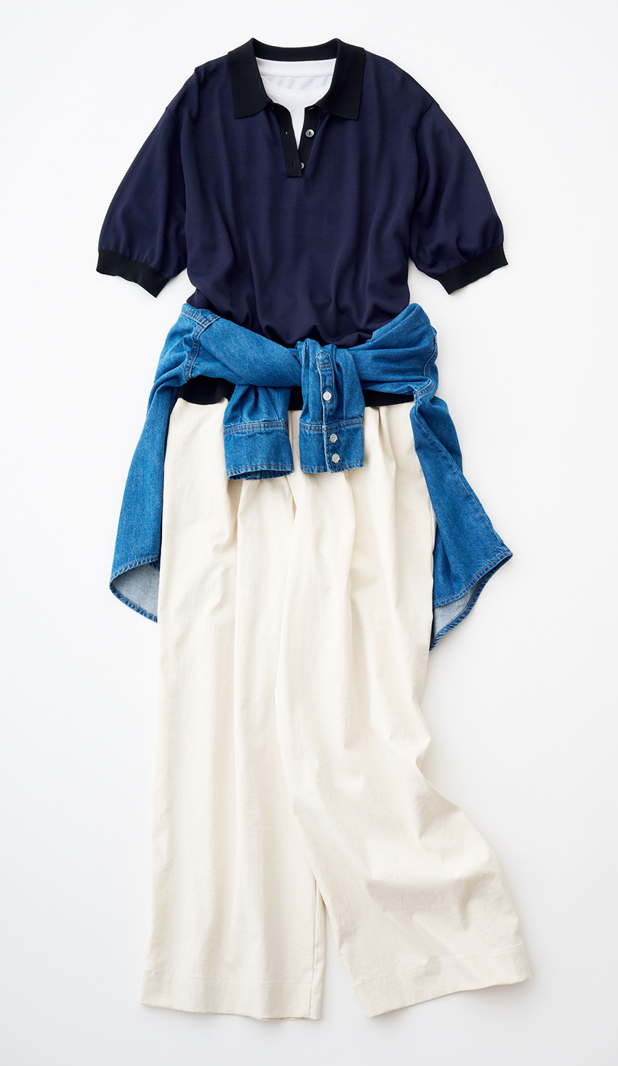 ニットポロ¥4,400、中に着たTシャツ¥3,960、腰に巻いたデニムシャツ¥4,950、イージーワイドパンツ¥3,960/すべてクロス ファンクション(クロスプラス)