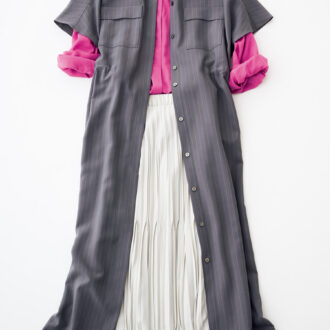 ロングシャツワンピース¥16,500、オーガニックコットンシアーシャツ¥14,300、プリーツスカート¥18,700／すべてソージュ（ソージュ オンラインストア）