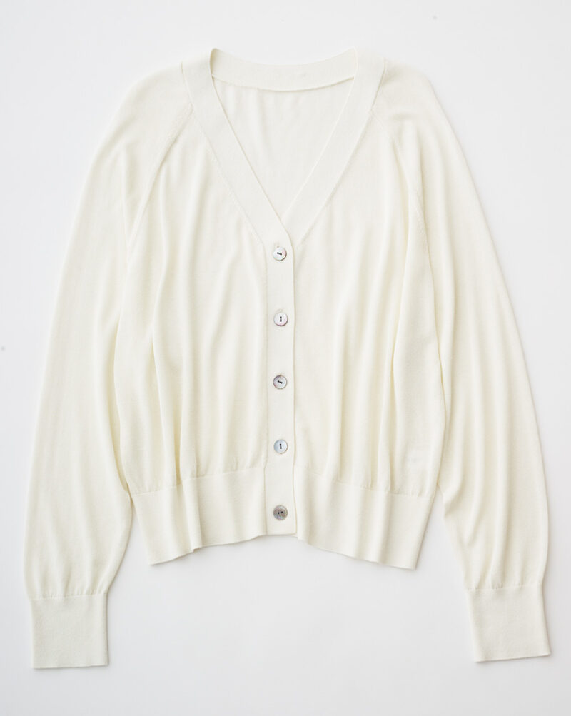 シアーVネックカーディガン¥13,200/ソージュ(ソージュ オンラインストア)
