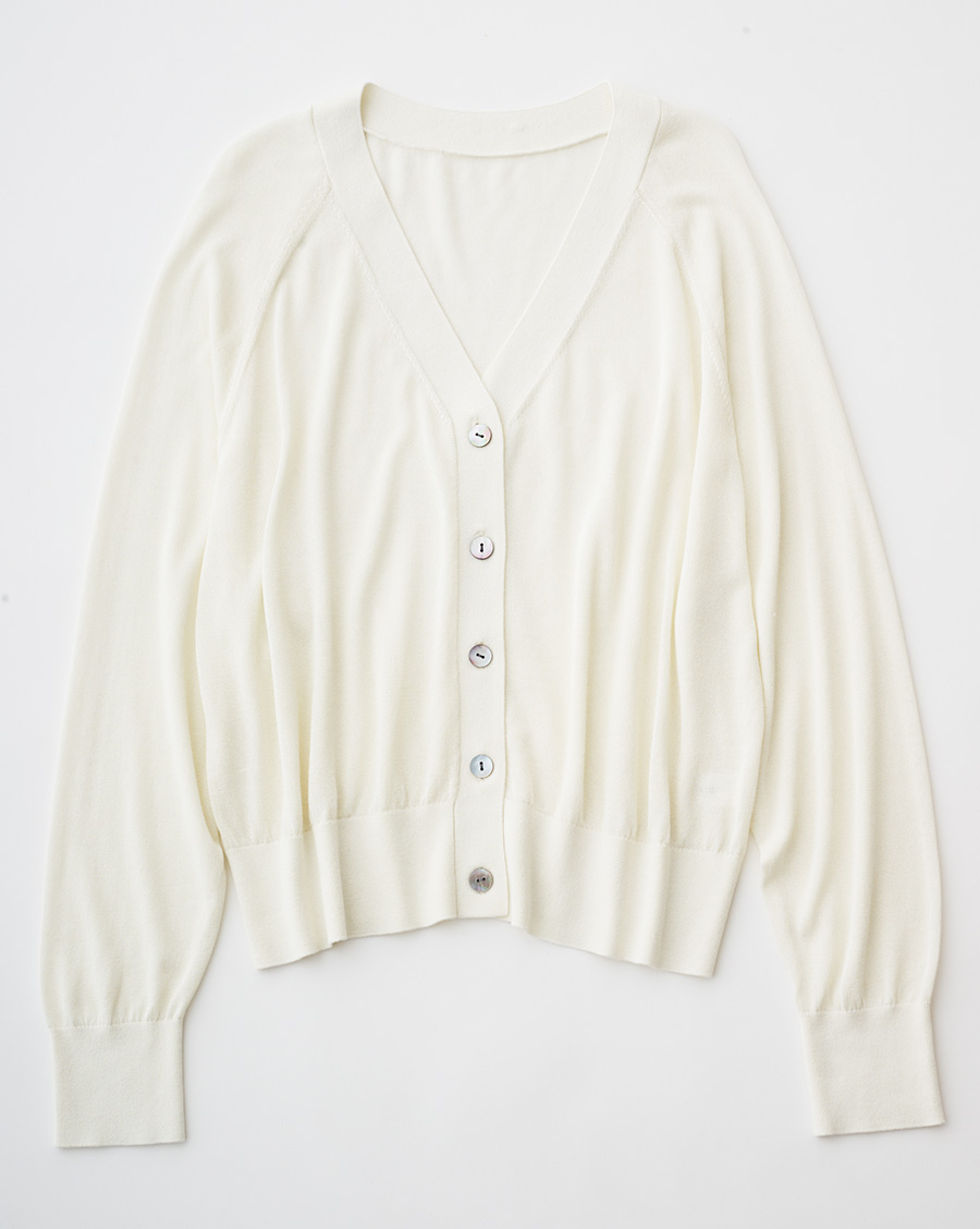シアーVネックカーディガン¥13,200/ソージュ(ソージュ オンラインストア)