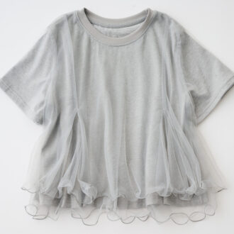 チュールレイヤードT ¥8,800／プラス オトハ