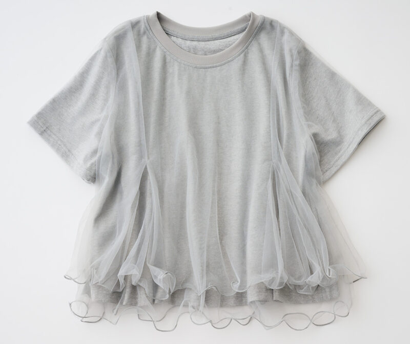 チュールレイヤードT ¥8,800／プラス オトハ
