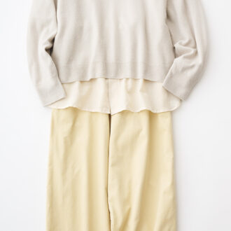 ニット¥38,500、ラウンドカラーシャツ¥36,300、コーデュロイバレルパンツ¥34,100／すべてフルーツ オブ ライフ